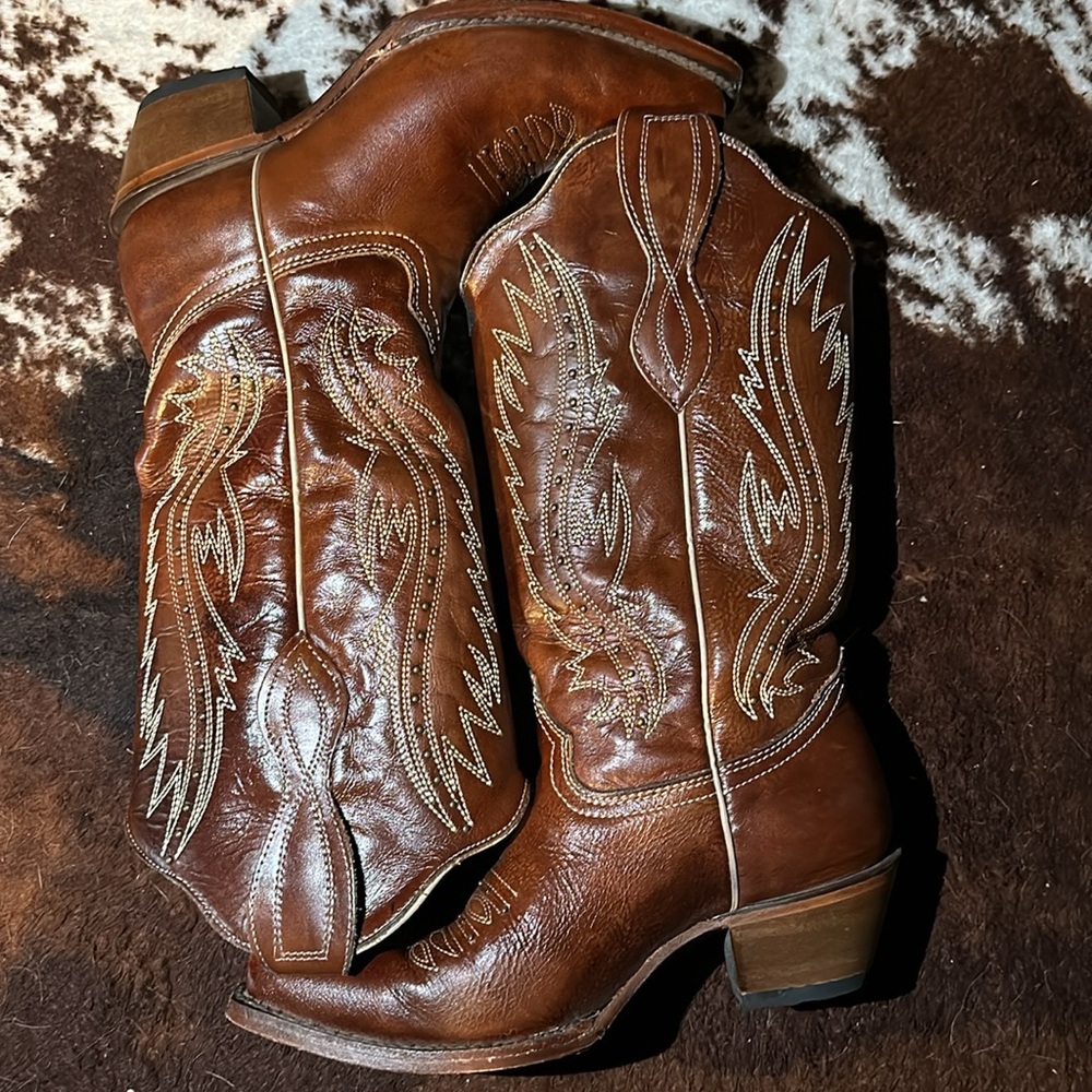 Women’s genuine leather western boots. Size 7.5. Circle G brand.